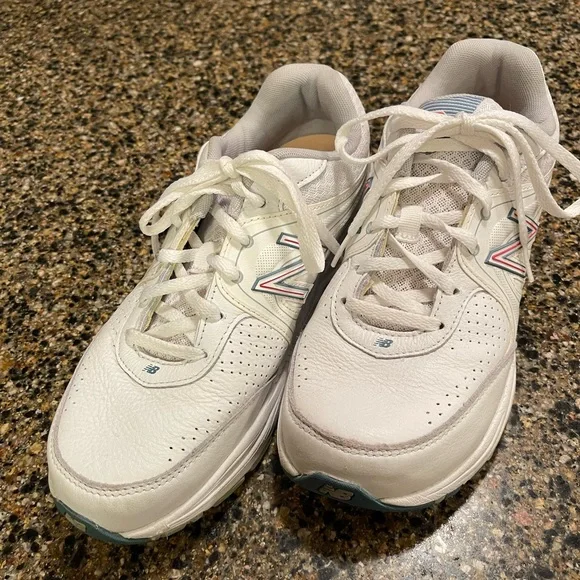 New Balance White leather sneakers. Size 8.5. - Picture 2 of 5